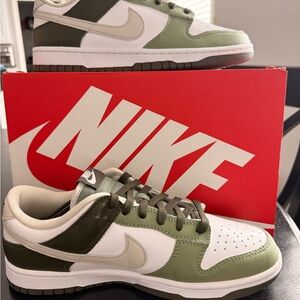 Nike dunk low in color white/light bone oil green